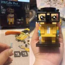 401件玩具組,電視劇《破壞之王》積木搭建套裝,配有2個角色、辦公桌、迷你容器,可diy喜愛的卡通場景,為成年粉絲提供禮物/生日/派對裝飾等用途 - 黃色 - 查看 6