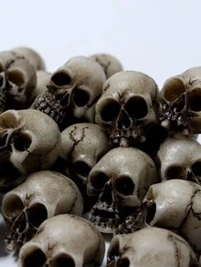 20入組條紋迷你骷髏裝飾品,適用於萬聖節、盆栽、辦公桌、家庭辦公室、生日、庭院、草坪、門廊、哥特式萬聖節房間裝飾（條紋隨機） - 棕色 - 查看 4