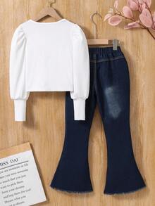 2入套預備期女孩白色針織衫與蝴蝶結印花牛仔裝