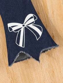 2入套預備期女孩白色針織衫與蝴蝶結印花牛仔裝