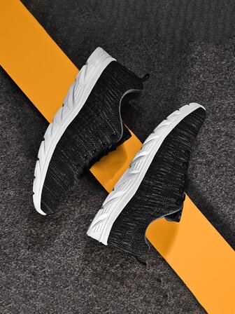 Nuove scarpe da uomo di grandi dimensioni con tomaia in mesh traspirante di colore solido in stile vintage per quattro stagioni, scarpe casual versatili per pendolari con suola morbida per sport e corsa