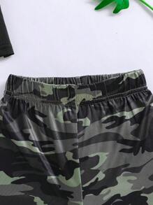 年輕男孩2入組休閒口號印花短袖T恤和迷彩短褲套裝，夏季