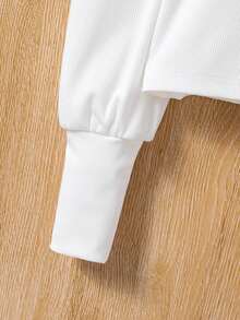 2入套預備期女孩白色針織衫與蝴蝶結印花牛仔裝