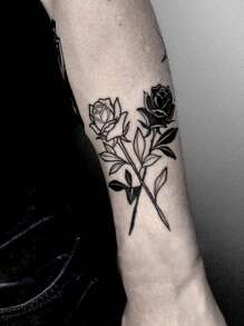 1入組防水、防汗、可水洗、無光澤的臨時紋身貼紙。黑白色的玫瑰束設計優雅時尚,有一種高貴之感,適合時尚人士日常使用。 - 黑色 - 查看 1