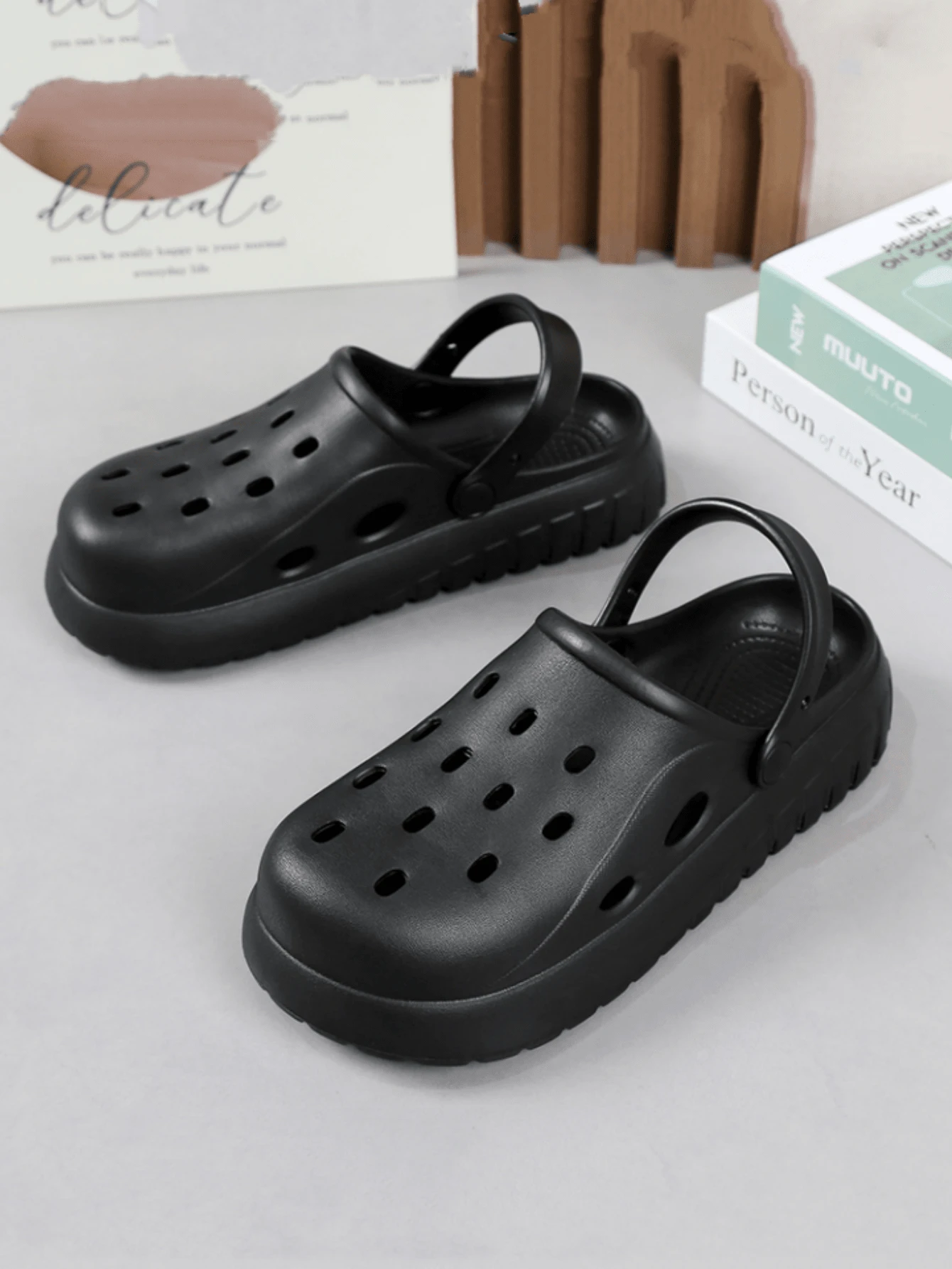 2024年新款男女厚底沙灘涼鞋,透氣防滑洞洞拖鞋 - 黑色 - 查看 1