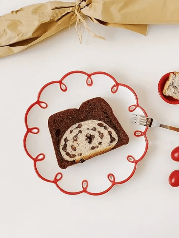 1pc White Ceramic Plate With Red Trim Edge, Ins Style Glazed Simple Vintage Wavy Pattern Plate, Cake Plate, Household Ceramic Tableware, Fruit Plate, Breakfast Plate, Steak Plate, Bread Plate Christmas Gift,School Supplies