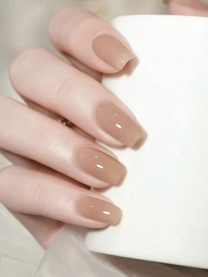 30片短款棺材形极简奶茶纯色美甲贴纸，包含1个指甲锉和1瓶果冻凝胶美甲护理产品。