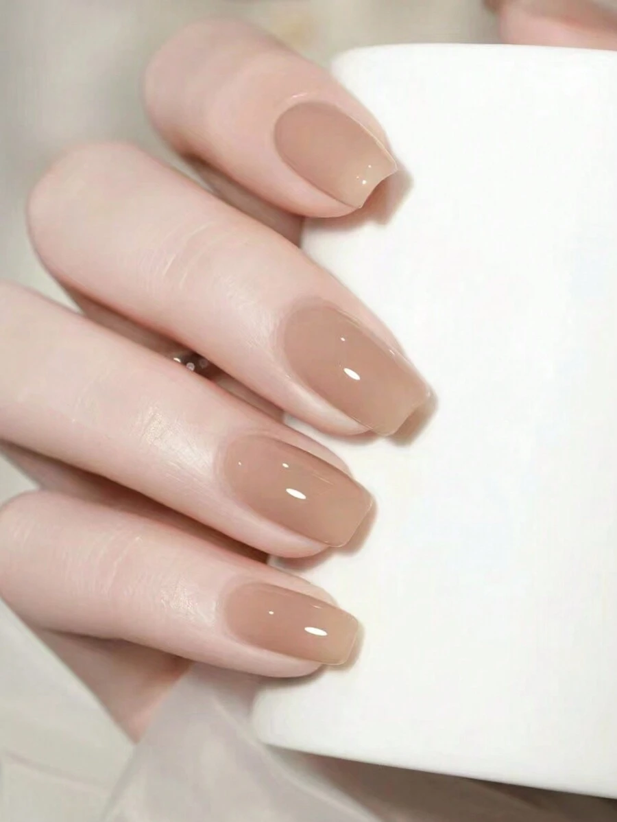 30片短款棺材形极简奶茶纯色美甲贴纸，包含1个指甲锉和1瓶果冻凝胶美甲护理产品。