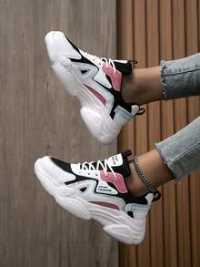 女款運動鞋舒適輕量休閒跑鞋,透氣網布時尚運動鞋適用於戶外徒步和行走 - 黑與白 - 查看 8