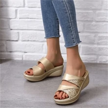 女士金色亮片坡跟户外凉鞋，加大码露趾厚底半拖鞋 - 金色 - 查看 2