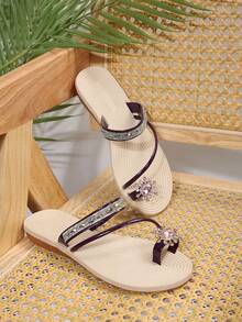 2024年新款扁平拖鞋,腳趾環設計,鑲有鑽石裝飾,完美搭配適合海灘假期的連衣裙 - 紫色 - 查看 3