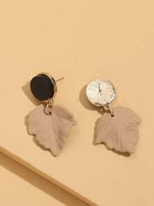 1對女性復古風楓葉垂墜耳環,極簡主義設計和木製圓圈裝飾,是送給朋友,女性和摯友的完美禮物 - 彩色 - 查看 2