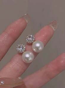 1 paire de boucles d\"oreilles clou en perles fausses et en cristaux blancs délicates, magnifiques et personnalisées, de design simple et à la mode pour bijoux de femmes