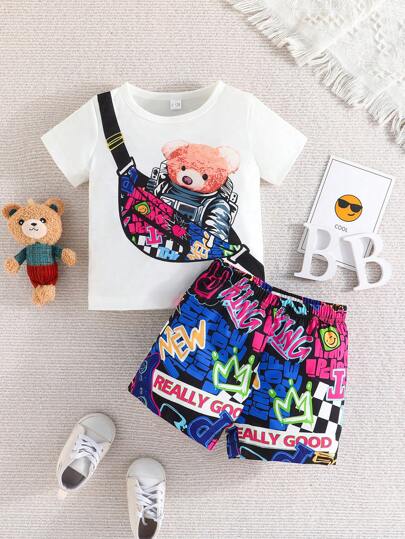 2入組時尚酷炫的嬰兒男孩夏季套裝-太空泰迪熊斜挎包T卹，多色塗鴉印花，隨機切割字母印花短褲
