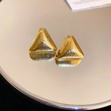 女性幾何霧面紋理耳釘,獨特設計,2024年新到貨的高端時尚耳環 - 金色 - 查看 2