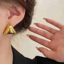 女性幾何霧面紋理耳釘,獨特設計,2024年新到貨的高端時尚耳環 - 金色 - 查看 3