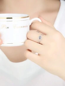 1個女性時尚珠寶單銀可調尺寸戒指,帶莫桑比克石和s925銀製天使之心1克拉鑽石戒指,非常適合情人節禮物、婚禮、派對、約會、日常穿著 - 銀色 - 查看 4