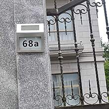 1 件装小型/大型太阳能供电地址牌匾灯 LED 壁挂式门牌灯，采用不锈钢/ABS 混合材质，适用于小路、庭院、露台的户外花园照明 - 銀色大門牌燈 - 查看 1