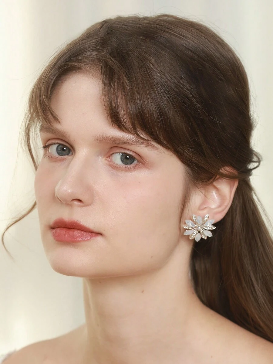 2入組女士銀色向日葵形合金和鑲嵌鑽石裝飾耳釘,適用於婚禮 - 銀色 - 查看 1