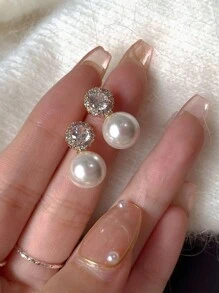 1 paire de boucles d\"oreilles clou en perles fausses et en cristaux blancs délicates, magnifiques et personnalisées, de design simple et à la mode pour bijoux de femmes