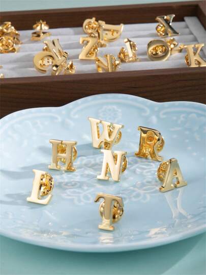 1 Stück modische und exquisite Goldgelbe 26 Buchstaben Brosche für den täglichen Gebrauch von Herren