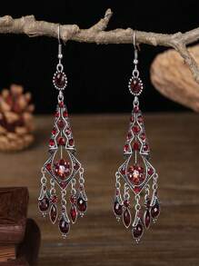 Um par de brincos femininos de diamante colorido de estilo chinês de