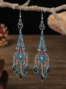 Um par de brincos femininos de diamante colorido de estilo chinês de