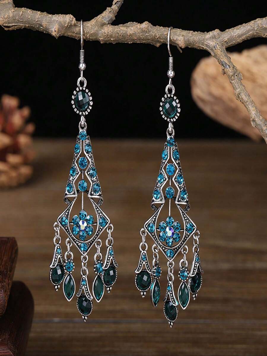 Um par de brincos femininos de diamante colorido de estilo chinês de