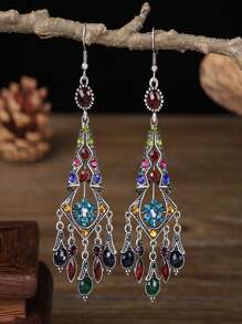 Um par de brincos femininos de diamante colorido de estilo chinês de