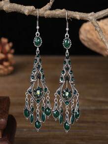 Um par de brincos femininos de diamante colorido de estilo chinês de