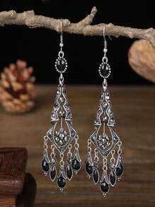 Um par de brincos femininos de diamante colorido de estilo chinês de