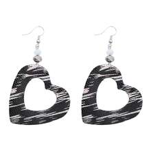 2 件時尚人造皮革心形鏤空鉤掛耳環是完美的禮物。 - 黑色 - 查看 4