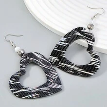 2 件時尚人造皮革心形鏤空鉤掛耳環是完美的禮物。 - 黑色 - 查看 8