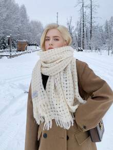 1條女士柔軟、親膚、時尚且多用途的中空邊鉤花圍巾,可以在秋冬季保暖 - 米色 - 查看 2