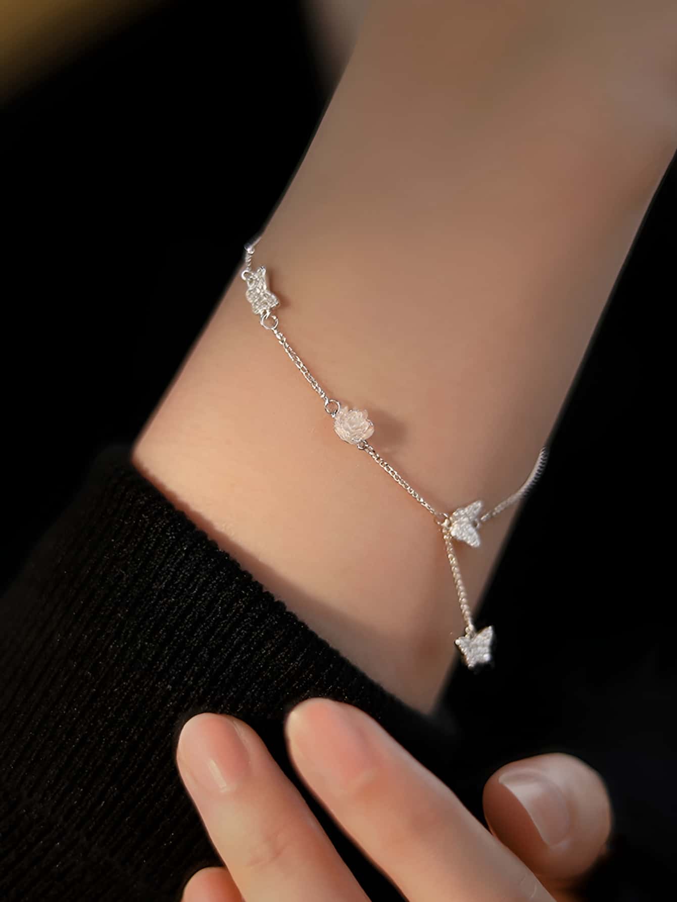 1入組925純銀冷白色玫瑰設計微鑲蝴蝶手鍊，極簡風格，適合於日常佩戴和假期穿搭
