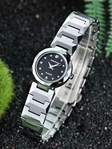 1只女性休閒優雅的鎢鋼手錶,配有小型瑞士機芯,藍寶石鏡面和防水功能,適合日常聚會