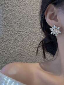 1pair Shiny Artificial Crystal Decorative Flower Earrings In Bohemian Style Fashion Gift For Girl Christmas Royal Elegant Snowflake Halloween