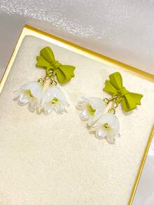 1對綠色蝴蝶結形狀耳釘和白色百合花形耳釘 - 彩色 - 查看 1