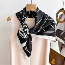 1條女士黑色山茶花印花90絲巾,時尚優雅,適合日常穿著 - 黑與白 - 查看 2