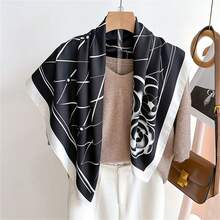 1條女士黑色山茶花印花90絲巾,時尚優雅,適合日常穿著 - 黑與白 - 查看 3