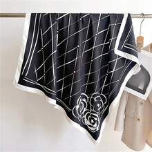 1條女士黑色山茶花印花90絲巾,時尚優雅,適合日常穿著 - 黑與白 - 查看 4