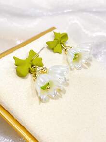 1對綠色蝴蝶結形狀耳釘和白色百合花形耳釘 - 彩色 - 查看 2