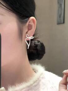 1 对女士不对称形状合金蝴蝶结设计耳环 - 合金蝴蝶結女耳環 - 查看 2