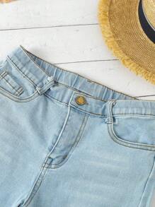 2入組/套青少女印花t恤,配以肖像和淺色捲邊牛仔短褲,適用於休閒夏季服裝