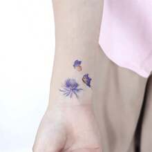 1入組防水時尚款式微光蝴蝶臨時紋身貼紙,帶有蓮花設計,適用於派對、日常穿著等,可貼於臉部、手臂、手腕等部位。 - 紫色 - 查看 3