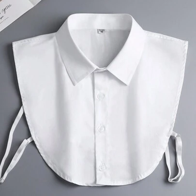 قميص أبيض تقليدي كامل لونه مع ياقة مدببة للرجال للمناسبات الرسمية و الأعمال. يتضمن أيضًا أكمامًا قابلة للإزالة، مناسب للعمل والحفلات والمناسبات الأخرى الرسمية.