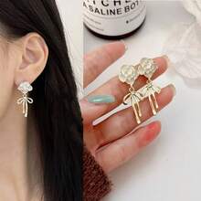 1對白色百合花蝴蝶結耳環 - 金黃色 - 查看 2