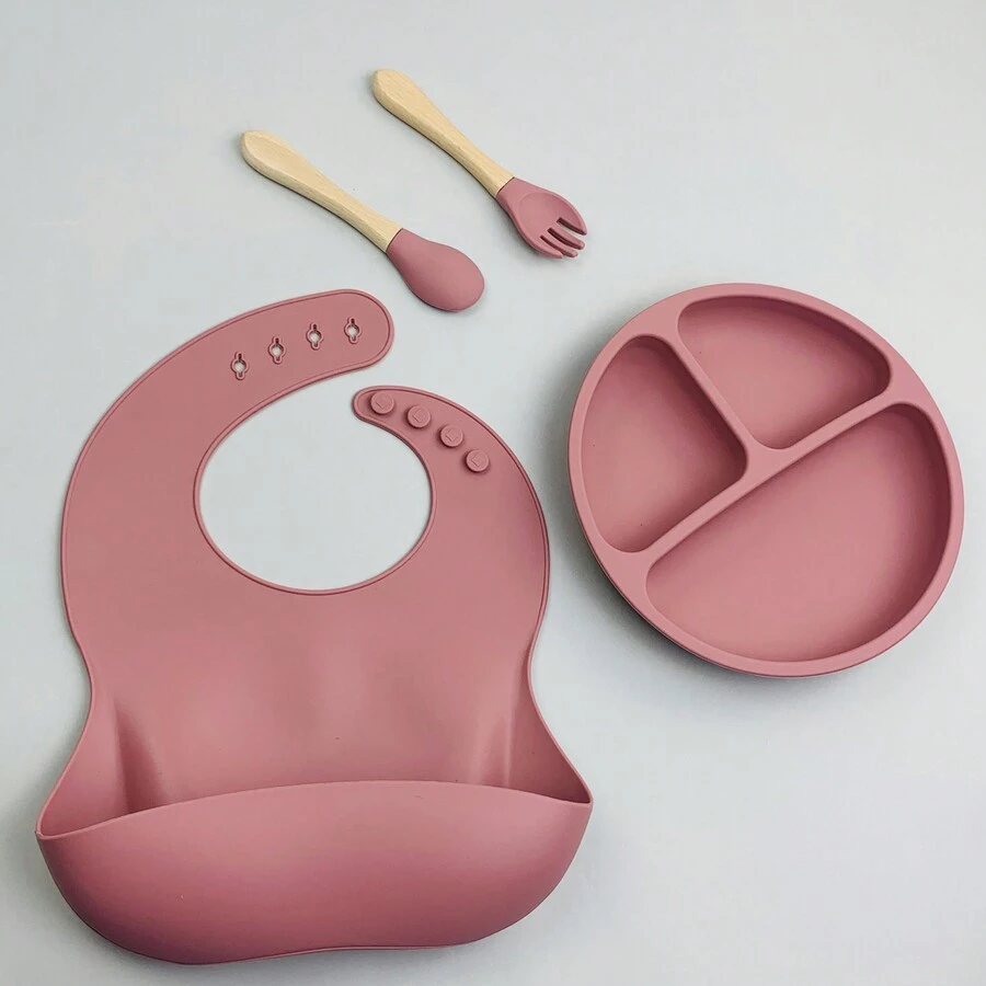 4件兒童純色矽膠餵食餐具套裝,包括矽膠分板、圍兜、木叉湯匙套裝,適合日常使用 - 紅色 - 查看 1