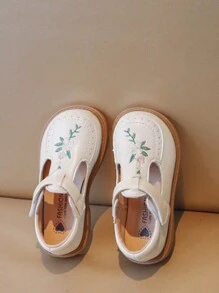 女童公主鞋刺绣平底软底休闲便鞋适合学生和外出，宝宝生日礼物