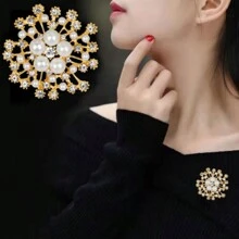 Snowflake Pearl & Crystals Brooch Pin - Flower & Rhinestone Clothing Accessory Brooch Badge - Gold - View 1